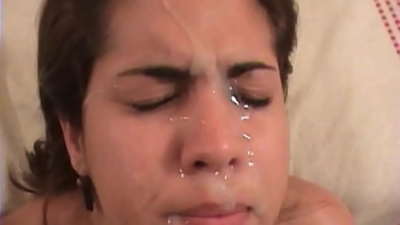 Krásna latinskoamerická brunetka má drsný sex