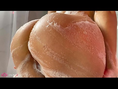 ❤️ Brunetka masturbuje kundičku s vibrátorom až do intenzívneho orgazmu v sprche Domáce porno na porno sk.niceporn.ru ☑